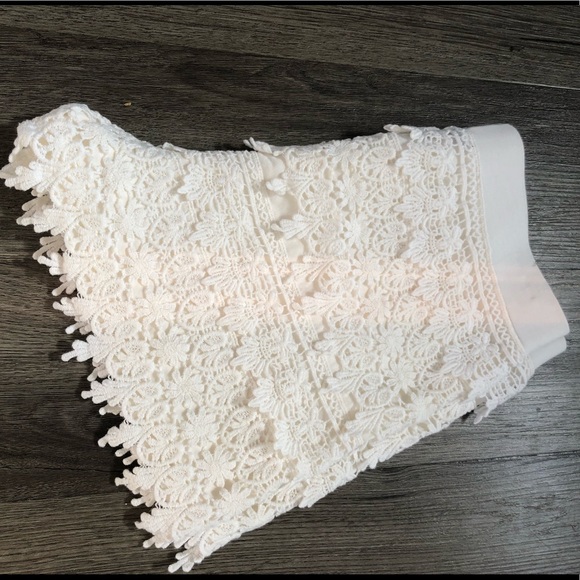 Express crochet shorts - Picture 2 of 3
